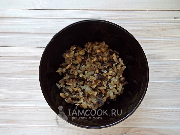 Обжарить грибы с луком