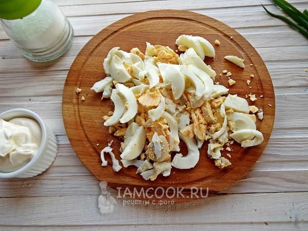 Порезать яйца