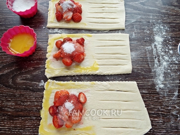 Смазать края теста желтком