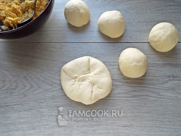 Защипить края лепешки в центре