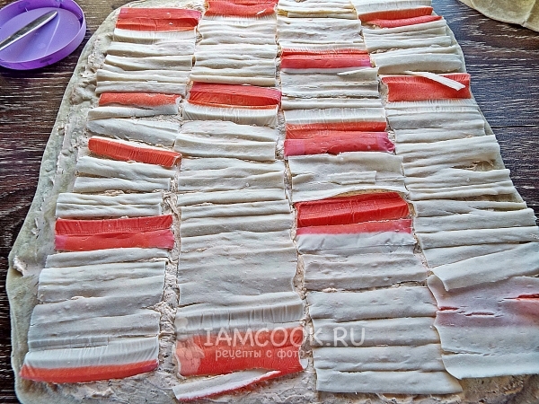Положить крабовые палочки на лаваш
