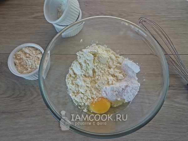 Соединить яйцо, сахар и детскую смесь