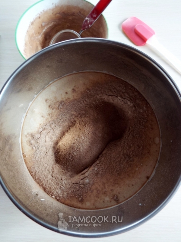 Всыпать сухую смесь в яйца