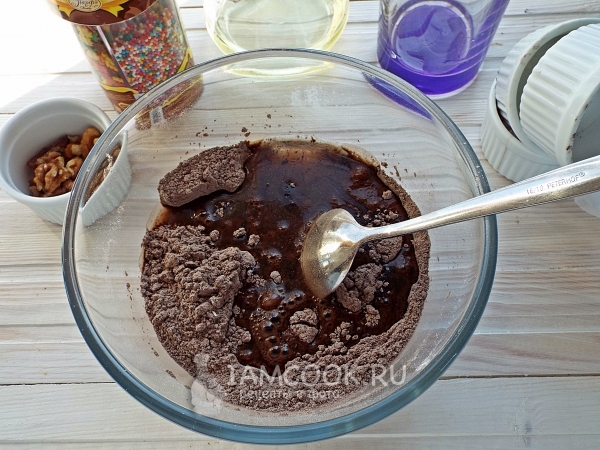 Влить масло и воду