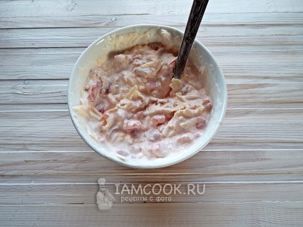 Положить сметану, сыр и майонез