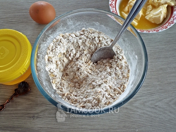 Размешать сухие компоненты