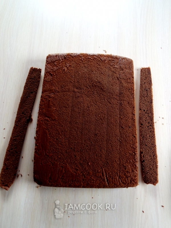 Обрезать края бисквита