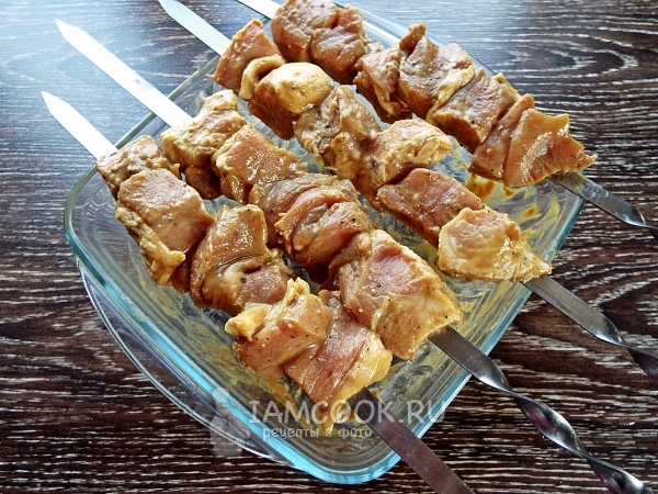 Нанизать мясо на шпажки