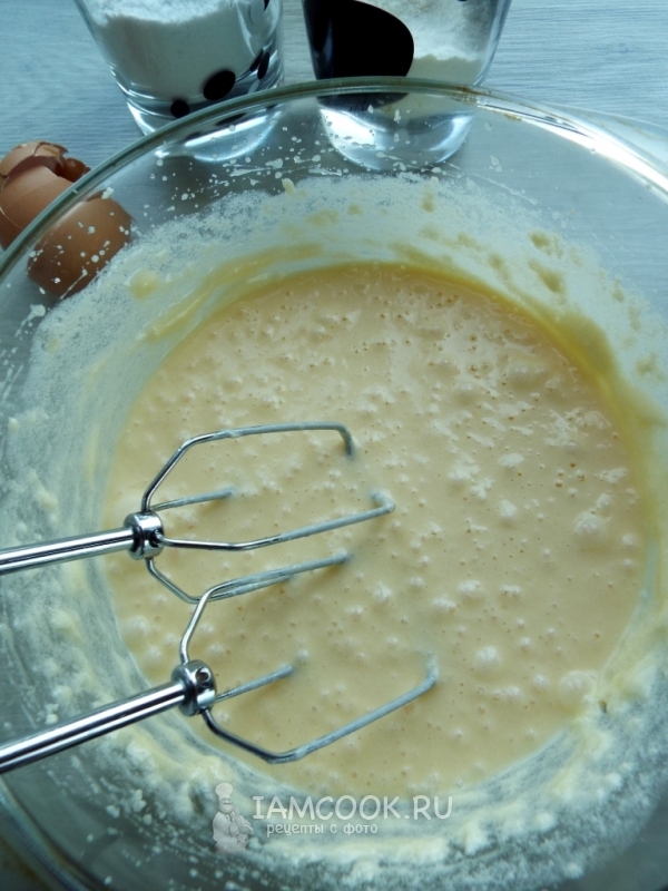 Добавить яйца и взбить