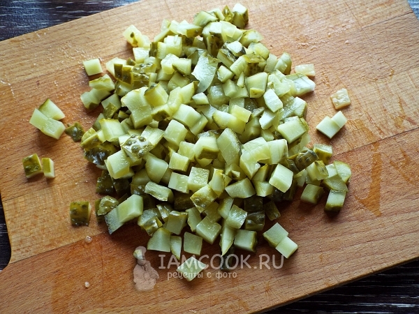 Порезать огурцы