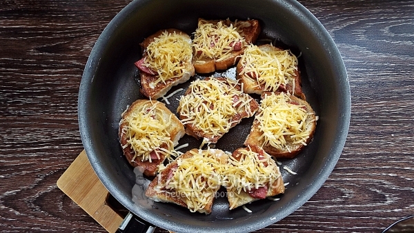 Посыпать сыром