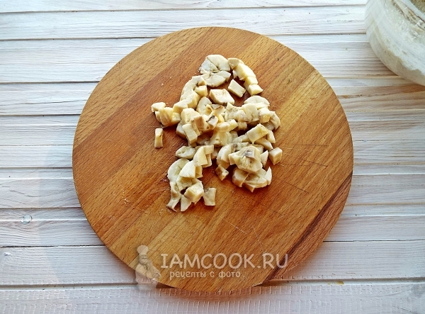 Порезать банан на кусочки