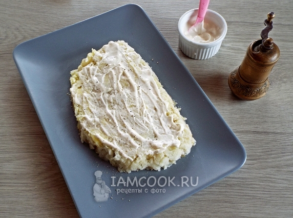 Выложить слой картофеля с майонезом