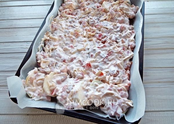 Положить сырно-помидорную смесь