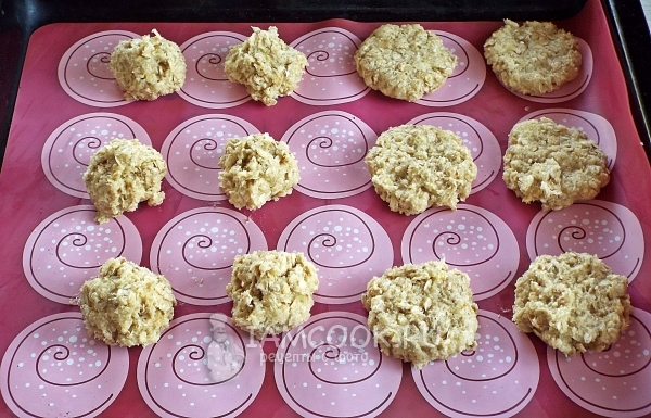 Выложить тесто на противень