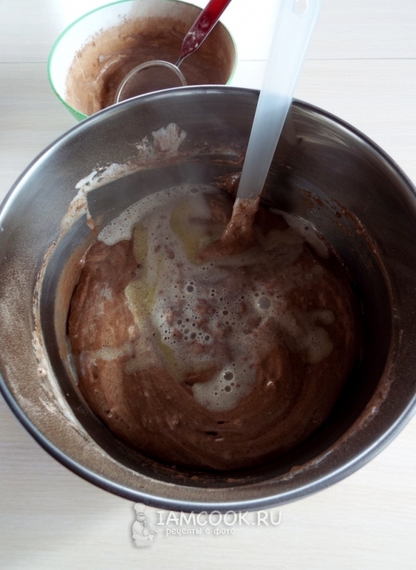 Влить теплое молоко с маслом