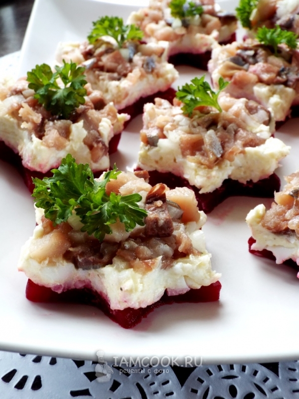 Фото закуски из сельди со свеклой и яйцом