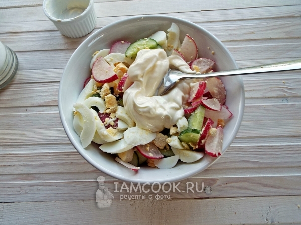 Положить сметану и майонез