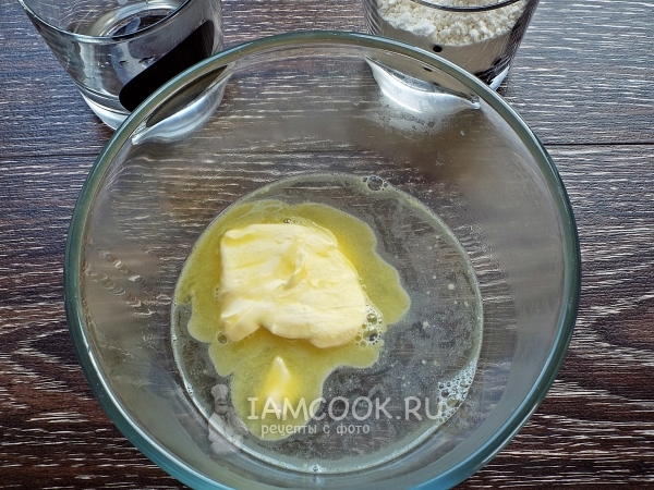 Соединить масло с кипятком