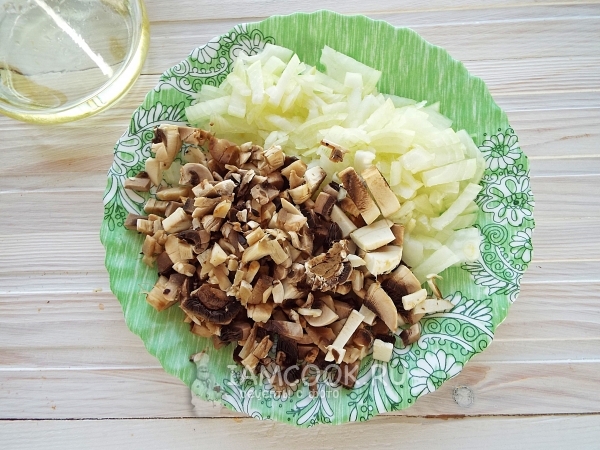 Порезать грибы и лук