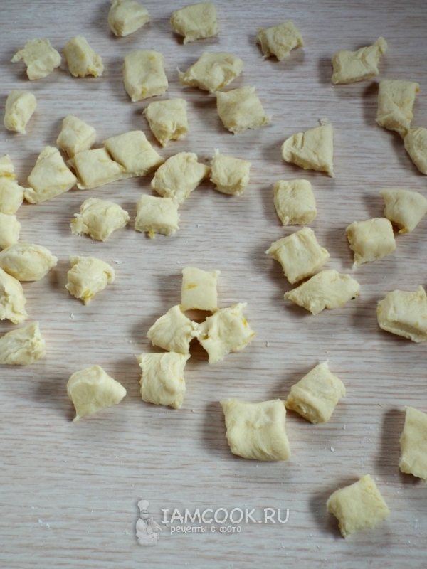 Порезать тесто на кусочки
