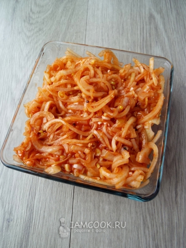 Положить рыбу и лук в форму