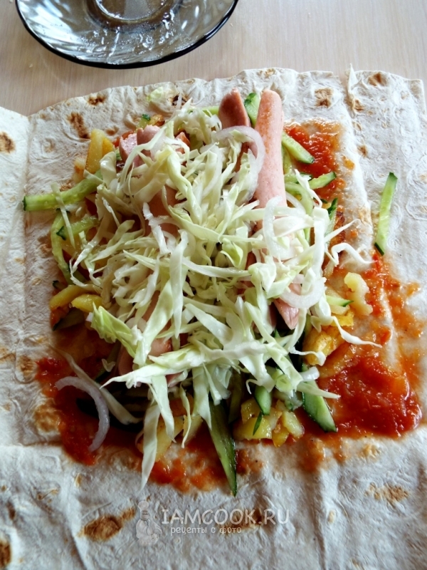 Положить на сосиски капусту