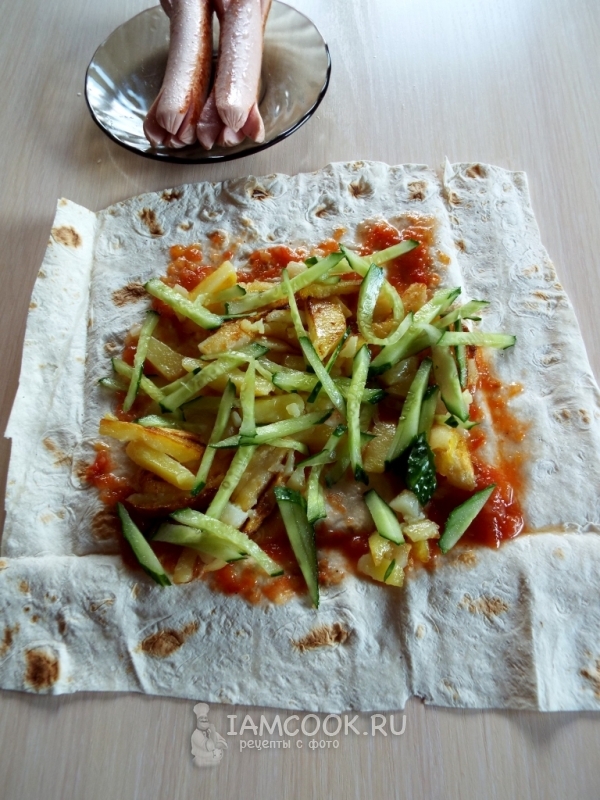 Положить на картофель огурцы