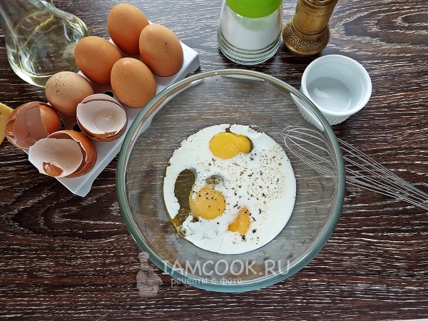 Соединить яйца с молоком