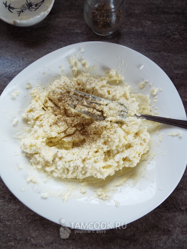 Добавить масло и перец