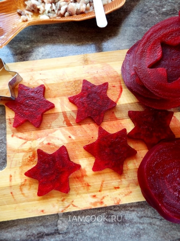 Вырезать из свеклы звездочки