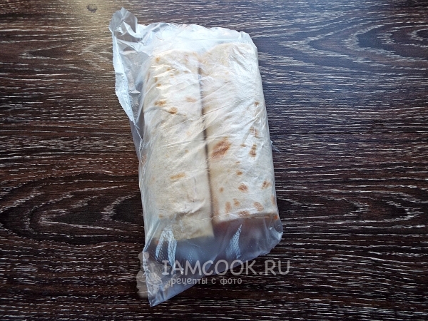 Положить рулет в пакет