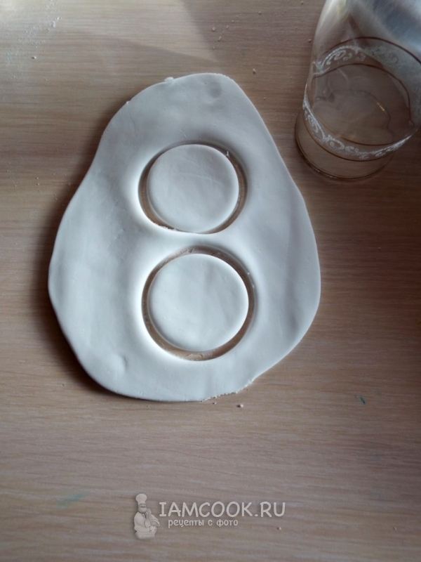 Вырезать из белой мастики два круга