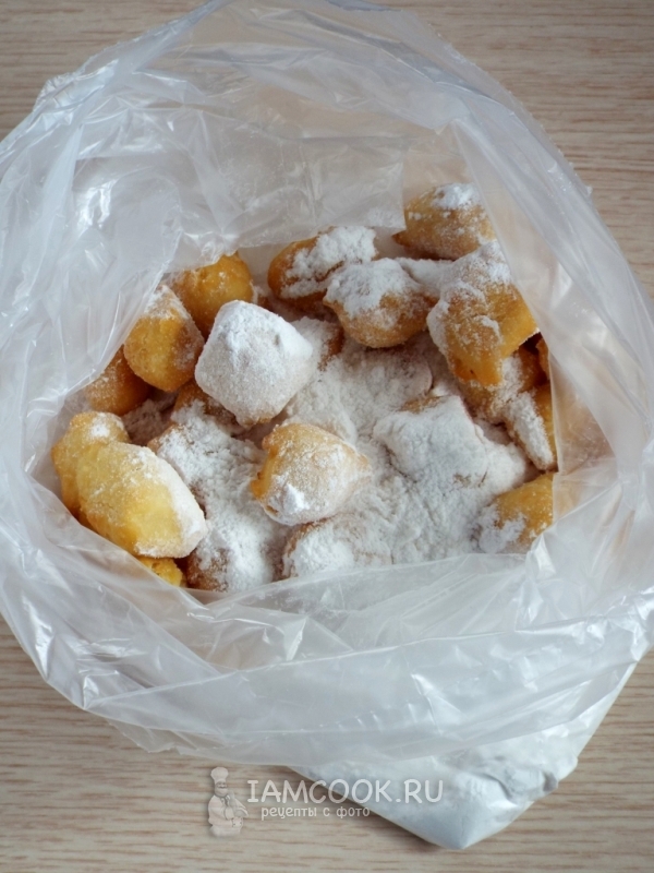 Обвалять подушечки в сахарной пудре
