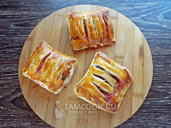 Готовые слойки с клубникой из слоеного теста