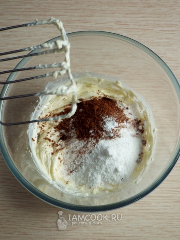 Всыпать сахарную пудру и какао