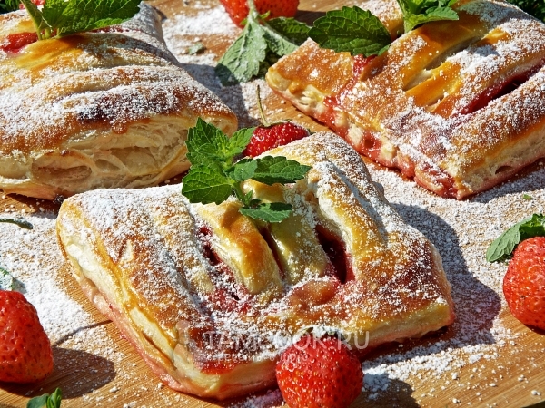 Фото слоек с клубникой из слоеного теста