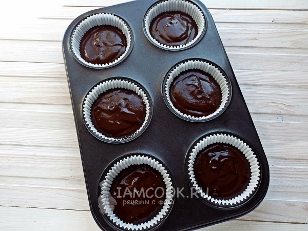 Перелить тесто в формочки