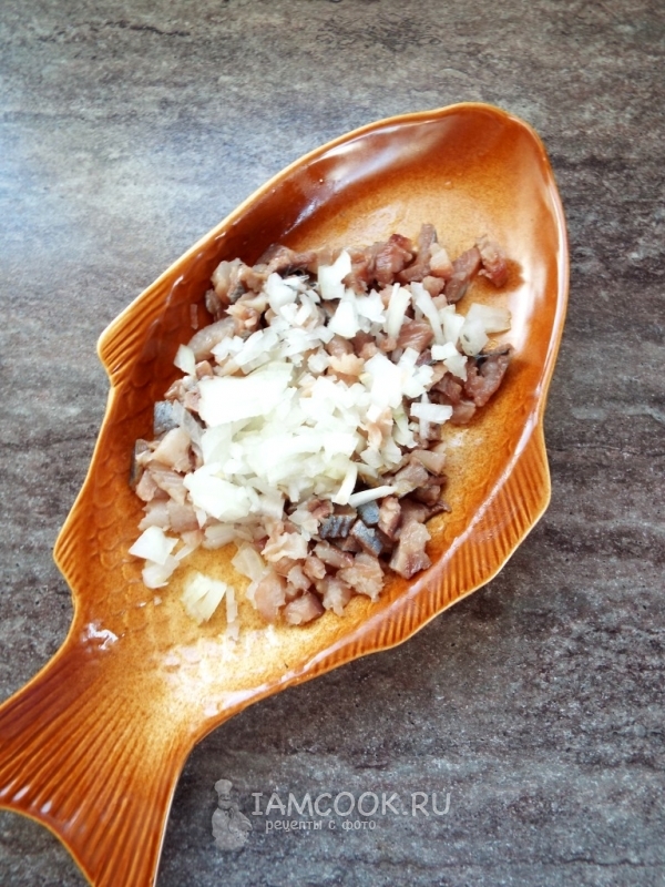 Соединить рыбу и лук