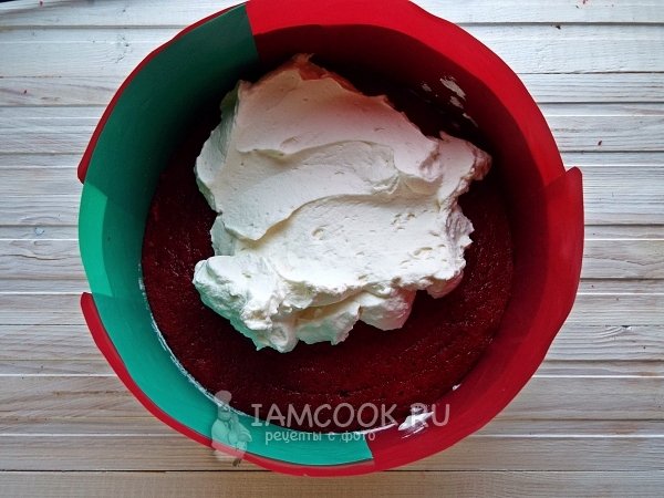 Положить второй корж и крем