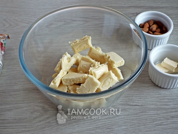 Поломать шоколад на кусочки