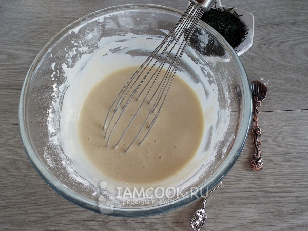 Всыпать муку и размешать тесто