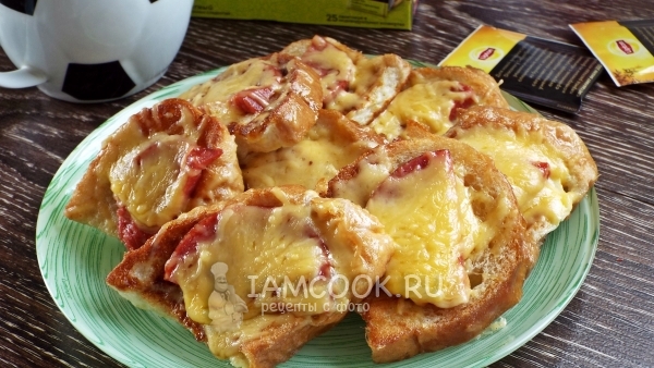 Рецепт гренок с колбасой и сыром на сковороде