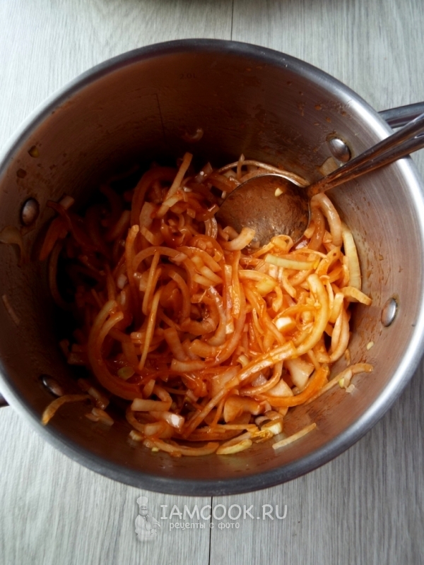 Положить лук в маринад