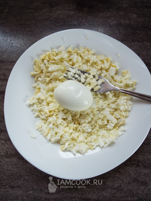 Размять яйцо вилкой