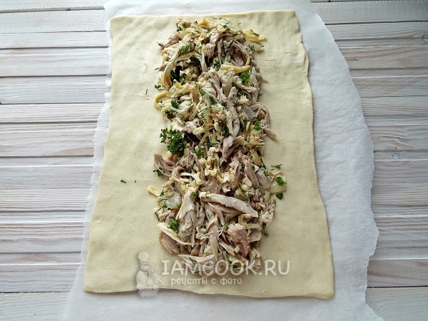 Положить на тесто начинку