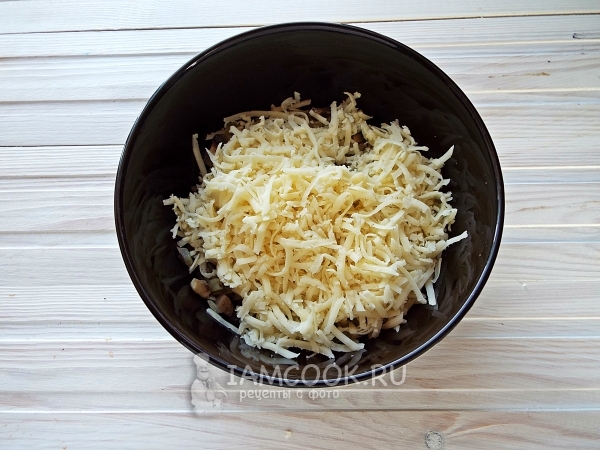 Положить тертый сыр