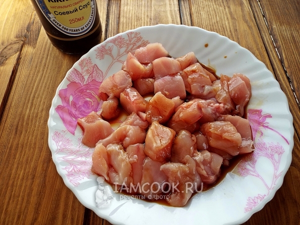 Полить куриное филе соевым соусом