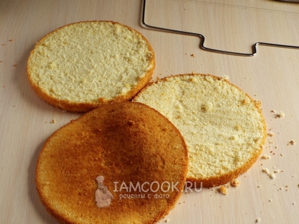 Разрезать бисквит на коржи