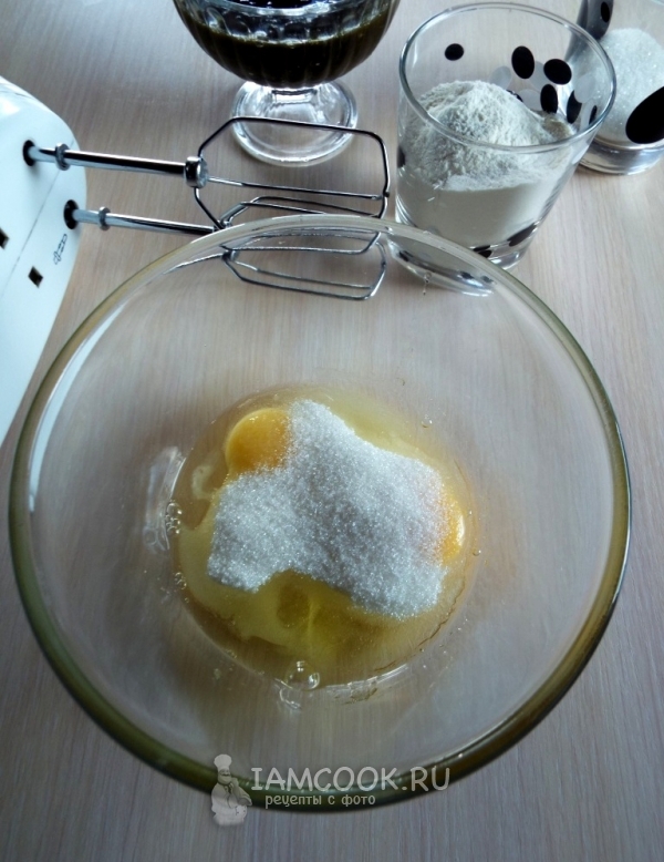 Соединить яйца с сахаром